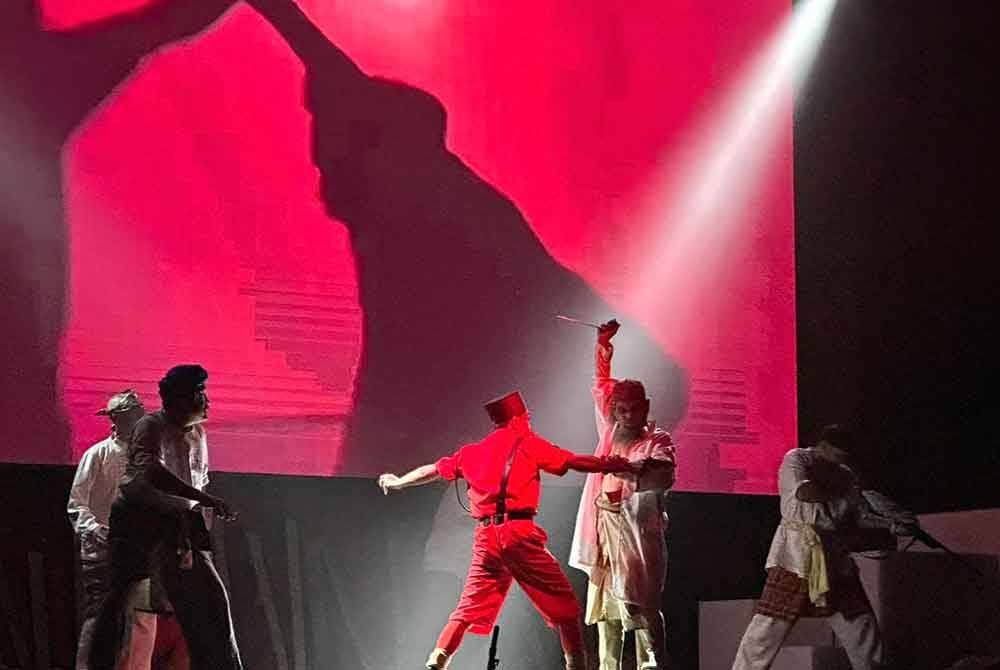 Pelakon utama, Datuk Hilal Azman (dua dari kanan) yang memegang watak utama Tok Janggut.