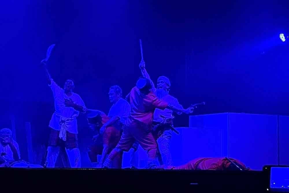 Teater Tok Janggut 13 Liang yang dipentaskan di Kota Bharu pada Sabtu.