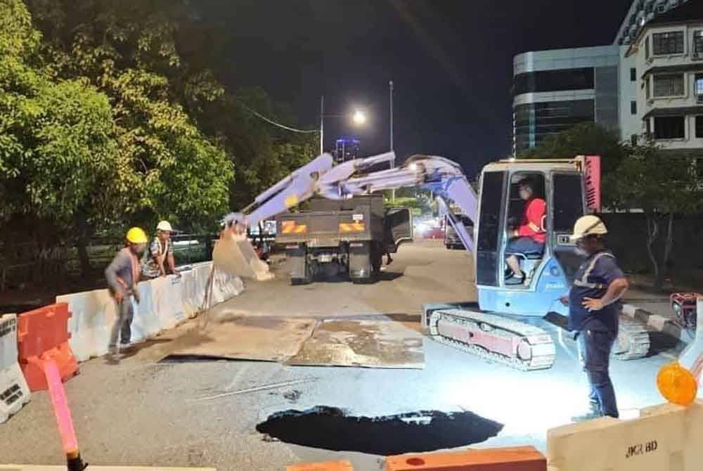 IWK sedang giat menjalankan kerja pembaikan paip bocor di Taman Sri Nibong.