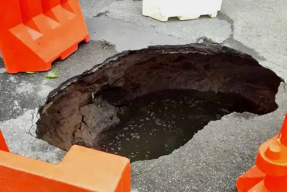 Kebocoran paip IWK menyebabkan berlaku lubang benam.