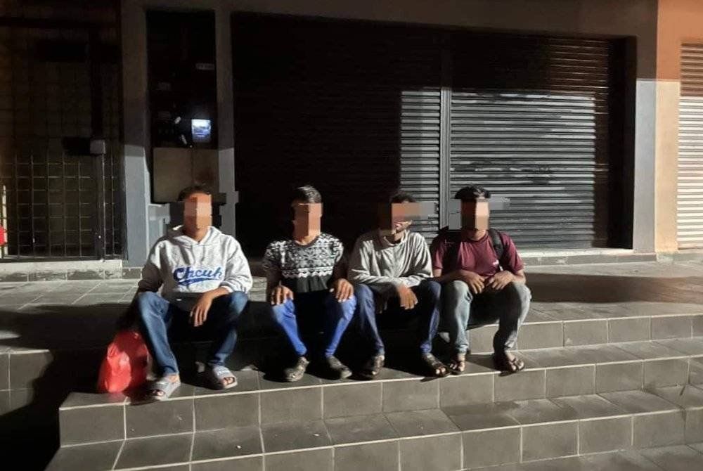 Empat warga Myanmar yang ditahan di Stesen Bas Tasek Raja, Pasir Mas pada Sabtu.