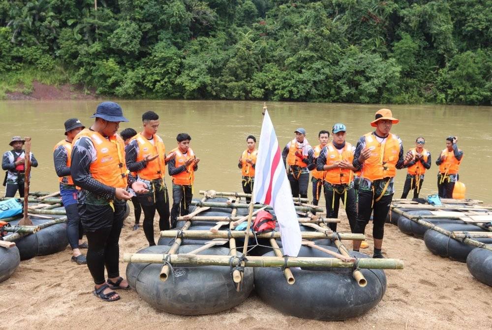 Antara peserta yang mengambil bahagian dalam Taman Negara Rakit Race 2024 berlangsung di Taman Negara Pahang, Kuala Tahan pada Sabtu.