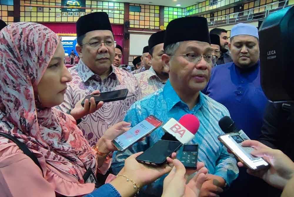 Mohd Na'im (dua dari kanan) ketika ditemui pemberita selepas menyempurnakan Majlis Perasmian Seminar Adabul Ikhtilaf Peringkat Negeri Perak anjuran Persatuan Duat Al Falah di Dewan Jubli Perak, PUO di sini pada Ahad.