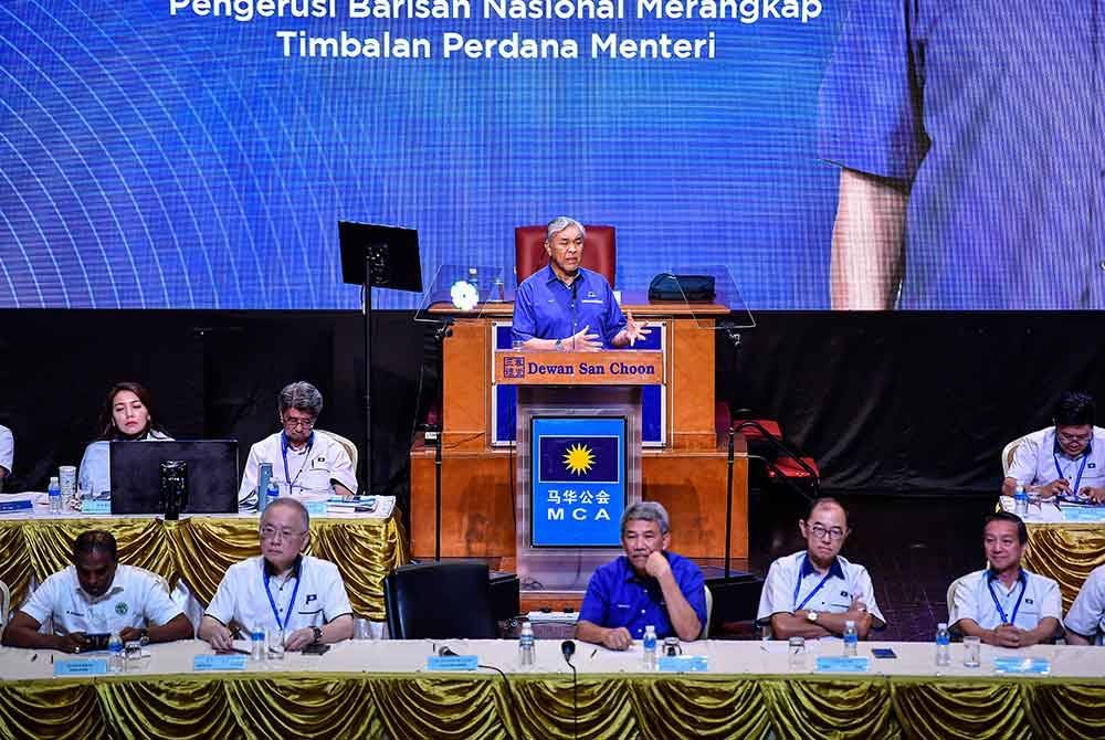 Timbalan Perdana Menteri merangkap Pengerusi Barisan Nasional (BN), Datuk Seri Dr Ahmad Zahid Hamidi menyampaikan ucapan perasmian pada Perhimpunan Agung Perwakilan MCA ke-71 di Wisma MCA pada Ahad. Foto Bernama