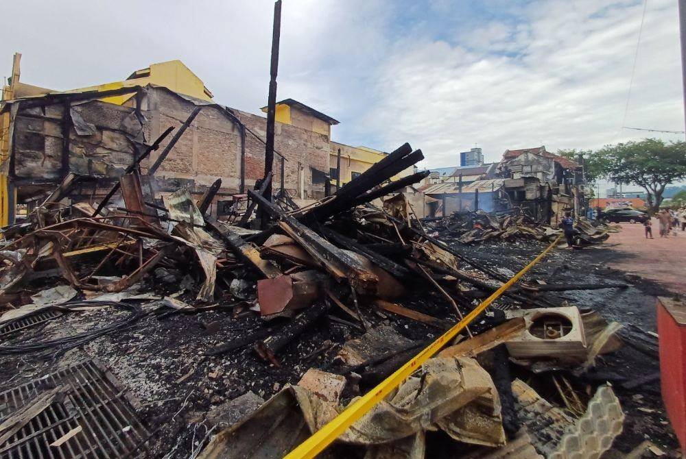 Tiga premis milik Sulaiman musnah dalam kebakaran petang Sabtu.