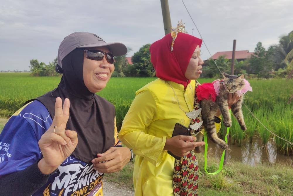 Salah seorang peserta turut membawa kucing peliharaan dalam acara Meaooow Fun Run di Tanjong Karang pada Ahad.