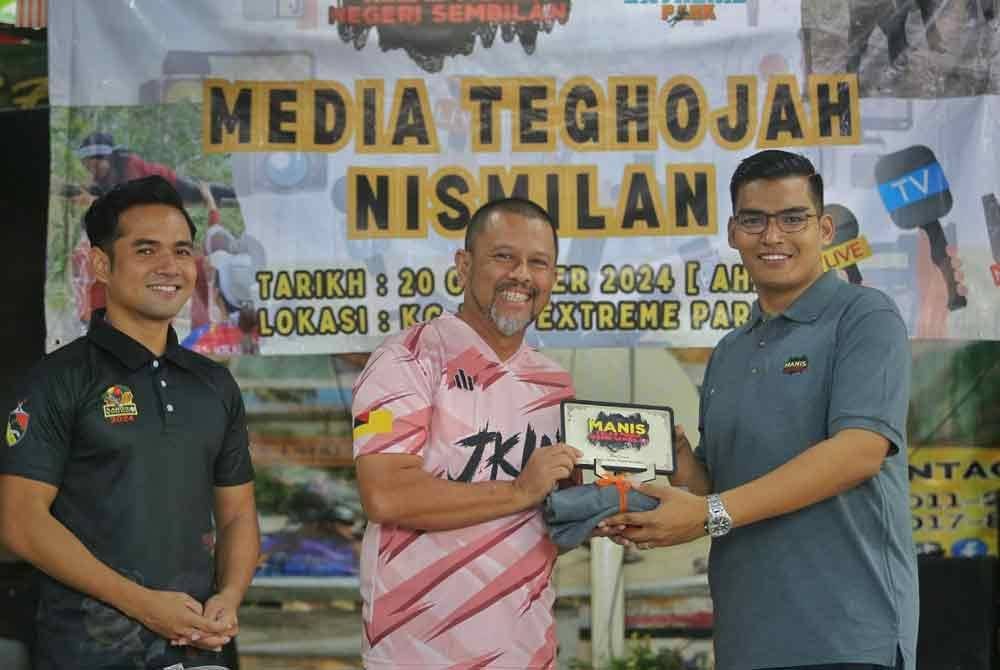 Danial Amsyar (kanan) menyampaikan cenderahati kepada Jefri (tengah) sambil diperhatikan oleh Syafiq.