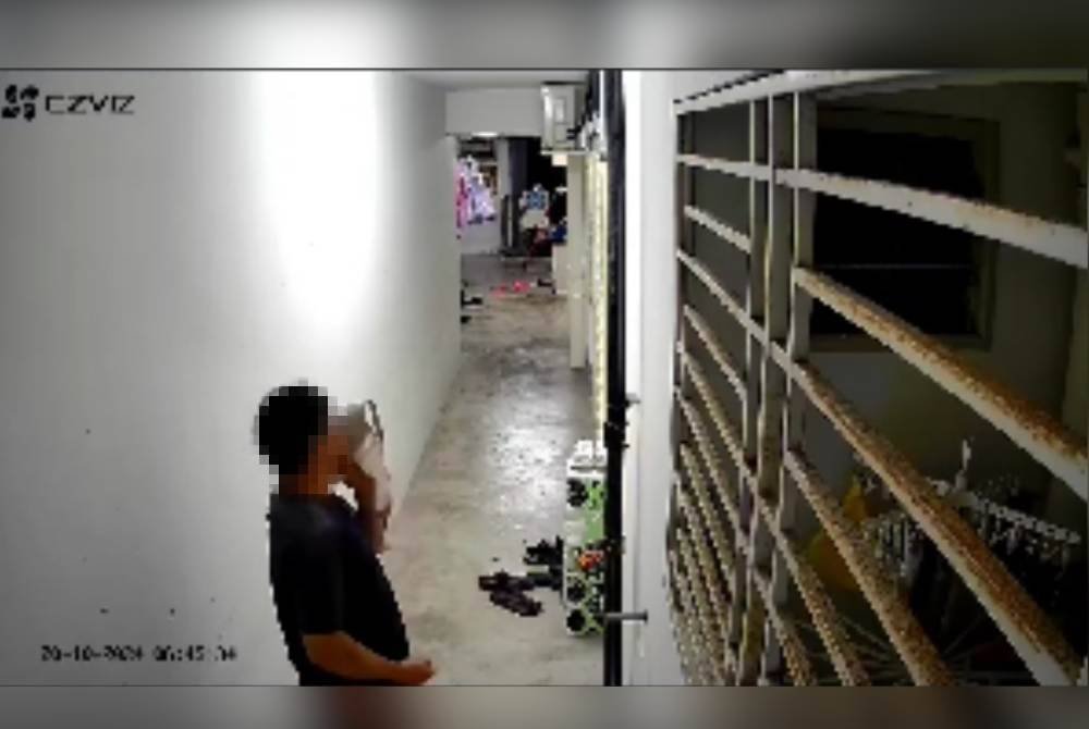 Lelaki ini mencium pakaian dalam wanita yang diambil di ampaian rumah mangsa.