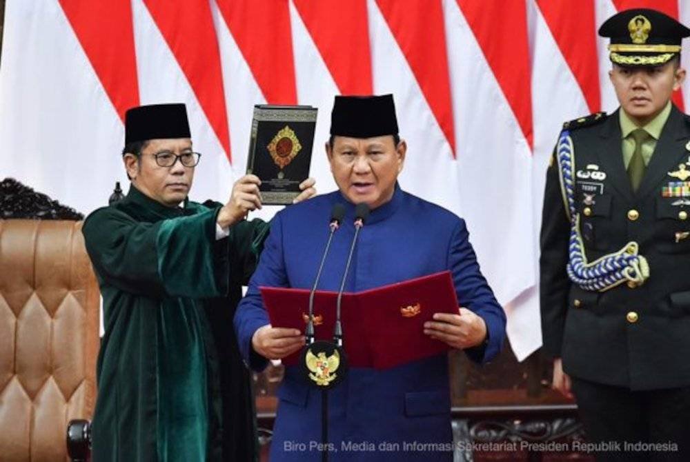 Prabowo mengangkat sumpah sebagai Presiden Indonesia bagi penggal 2024-2029 di Parlimen Indonesia pada Ahad.