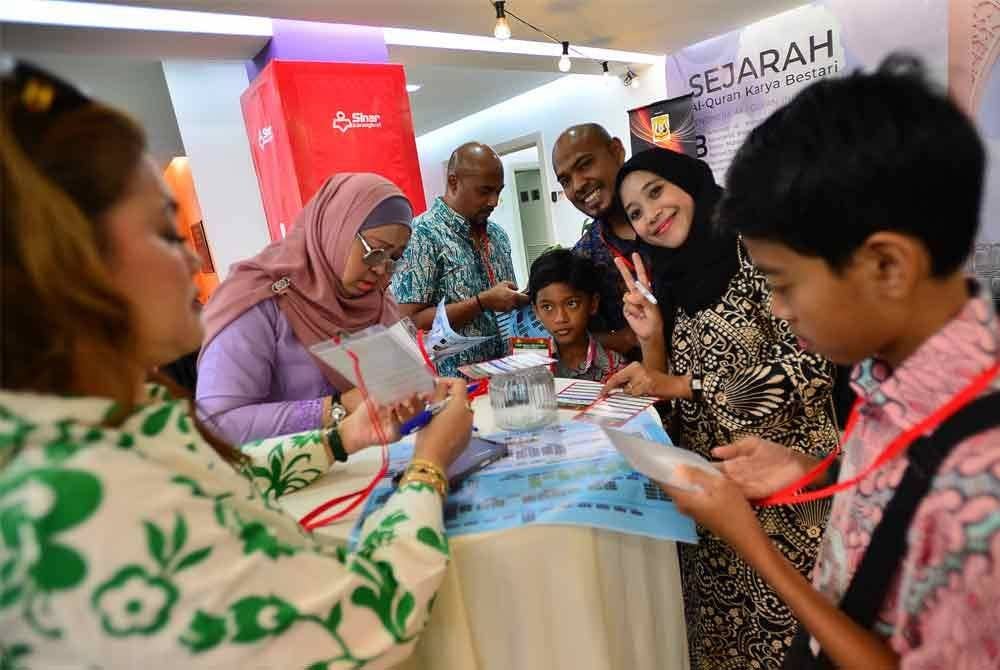 Ahli keluarga mendaftar kehadiran.