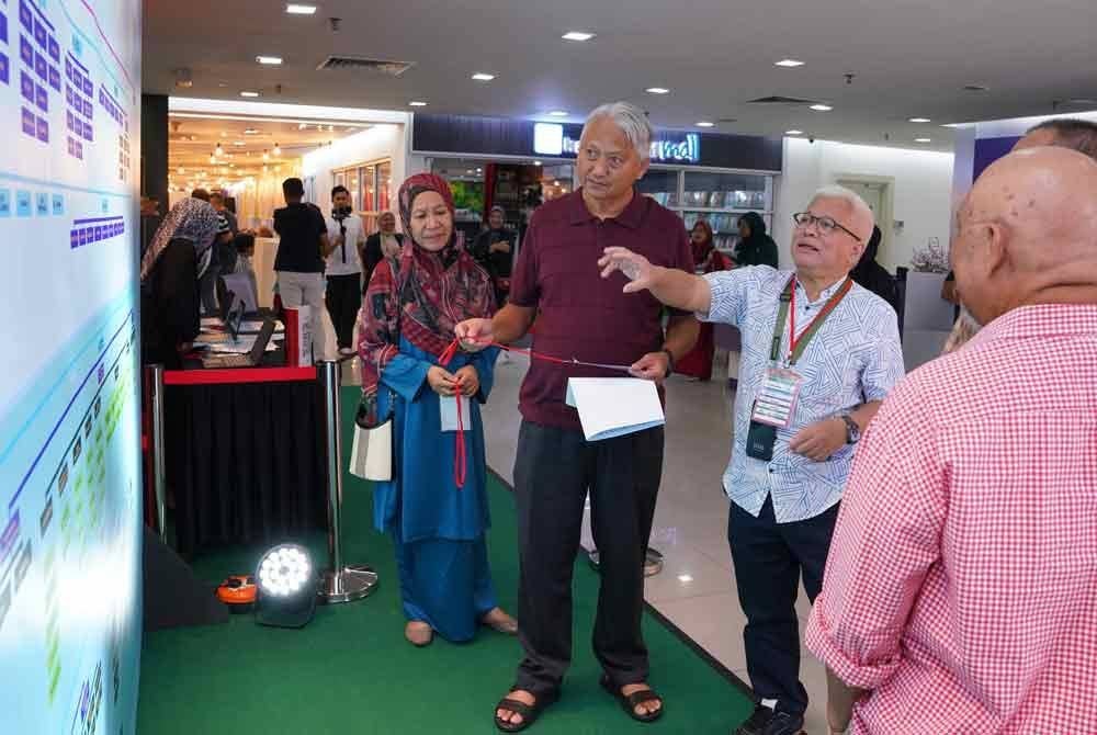 Hussamuddin (tiga dari kiri) menjelaskan susur jalur Keluarga Besar Haji Wan Abdullah Serban Hijau kepada ahli keluarga.