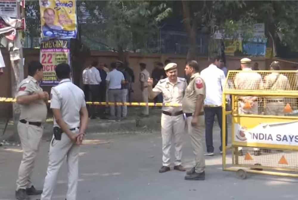 Pakar forensik sedang menjalankan siasatan terhadap letupan yang meninggalkan bau busuk di kawasan berkenaan.