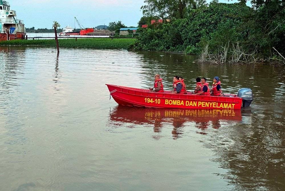 JBPM Sarawak antara 12 agensi yang menyertai operasi mencari dan menyelamat (SAR) lima mangsa bot regata yang karam di Sungai Sarawak. Foto Bernama
Sesi latihan regata bertukar tragedi apabila lima peserta dikhuatiri lemas selepas bot dinaiki mereka karam di Sungai Sarawak berhampiran Royal Bay Commercial Centre, Jalan Buruh Bintawa.
Jurucakap Pusat Gerakan Operasi Jabatan Bomba dan Penyelamat Malaysia (JBPM) Sarawak memaklumkan pihaknya menerima panggilan kecemasan berkaitan kejadian pada 4.20 petang.
Insiden tersebut melibatkan 15 peserta menggunakan satu bot untuk latihan regata dan 10 individu berjaya menyelamatkan diri manakala lima yang lain masih hilang.
Kesemua yang hilang ialah Mohamad Ikhmal Sama'ail, Majurie Maharuf, Mohd Afiq Isyamudin Asaari, Mohamad Khairul Bidin dan Muhammad Khairul Hisyam Kasturi, berusia lingkungan 22 hingga 35 tahun. Foto Bernama
