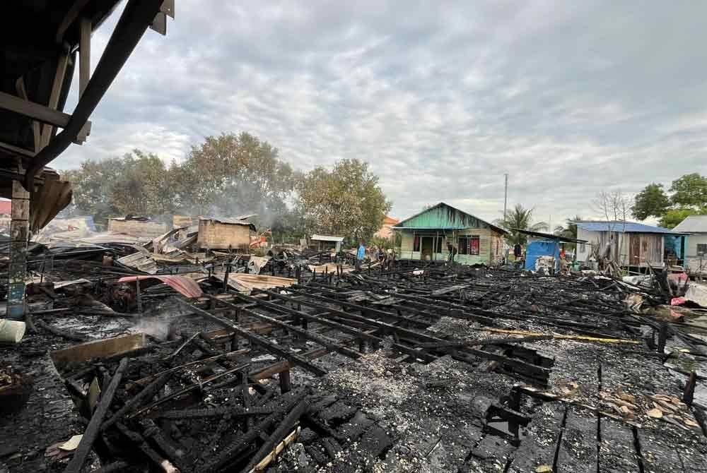 Keadaan lima buah rumah yang terbakar di Kampung Sungai Ayam Batu Pahat selepas api berjaya dipadamkan. Foto JBPM