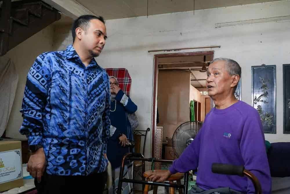 Ahmad Farhan menziarahi Isma Alif yang kini sedang dalam proses pemulihan selepas diserang angin ahmar pada Disember tahun lalu. Foto Facebook Anwar Ibrahim