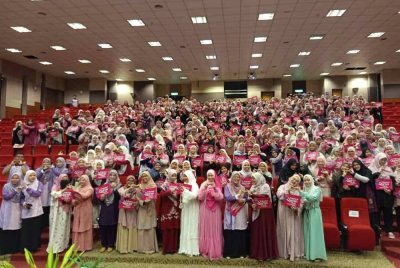 Peserta Women #QuranHour, 'Wanita beriman & beramal soleh' sempena Konvensyen Hawa 2024 bergambar kenangan di Dewan Kuliah Pusat 3, USIM pada Sabtu.