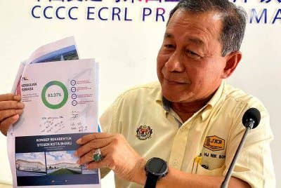 Nik Soh menunjukkan kemajuan pembinaan ECRL di Kelantan sehingga September sudah mencapai 83.27 peratus sekali gus lebih awal daripada jadual asal. Foto: Sinar Harian