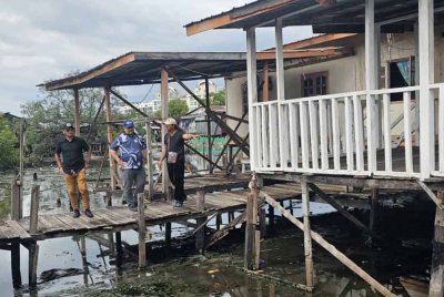 Shahelmey bersama penduduk kampung ketika meninjau Kampung Sembulan Tengah, Kota Kinabalu.