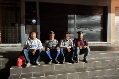 Empat warga Myanmar yang ditahan di Stesen Bas Tasek Raja, Pasir Mas pada Sabtu.