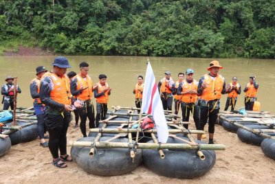 Antara peserta yang mengambil bahagian dalam Taman Negara Rakit Race 2024 berlangsung di Taman Negara Pahang, Kuala Tahan pada Sabtu.