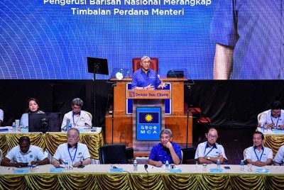 Timbalan Perdana Menteri merangkap Pengerusi Barisan Nasional (BN), Datuk Seri Dr Ahmad Zahid Hamidi menyampaikan ucapan perasmian pada Perhimpunan Agung Perwakilan MCA ke-71 di Wisma MCA pada Ahad. Foto Bernama