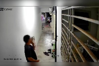 Lelaki ini mencium pakaian dalam wanita yang diambil di ampaian rumah mangsa.