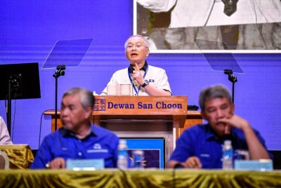 Wee Ka Siong (tengah) ketika menyampaikan ucapan dasar pada Perhimpunan Agung Perwakilan MCA ke-71 di Wisma MCA hari ini. Foto Bernama