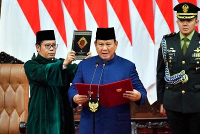 Prabowo mengangkat sumpah jawatan selaku Presiden baharu Indonesia di bangunan Majlis Permusyawaratan Rakyat pada Ahad. Foto Bernama