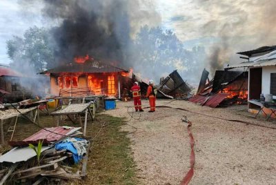Lima buah rumah terbakar di Kampung Sungai Ayam, Batu Pahat pada petang Ahad. Foto JBPM