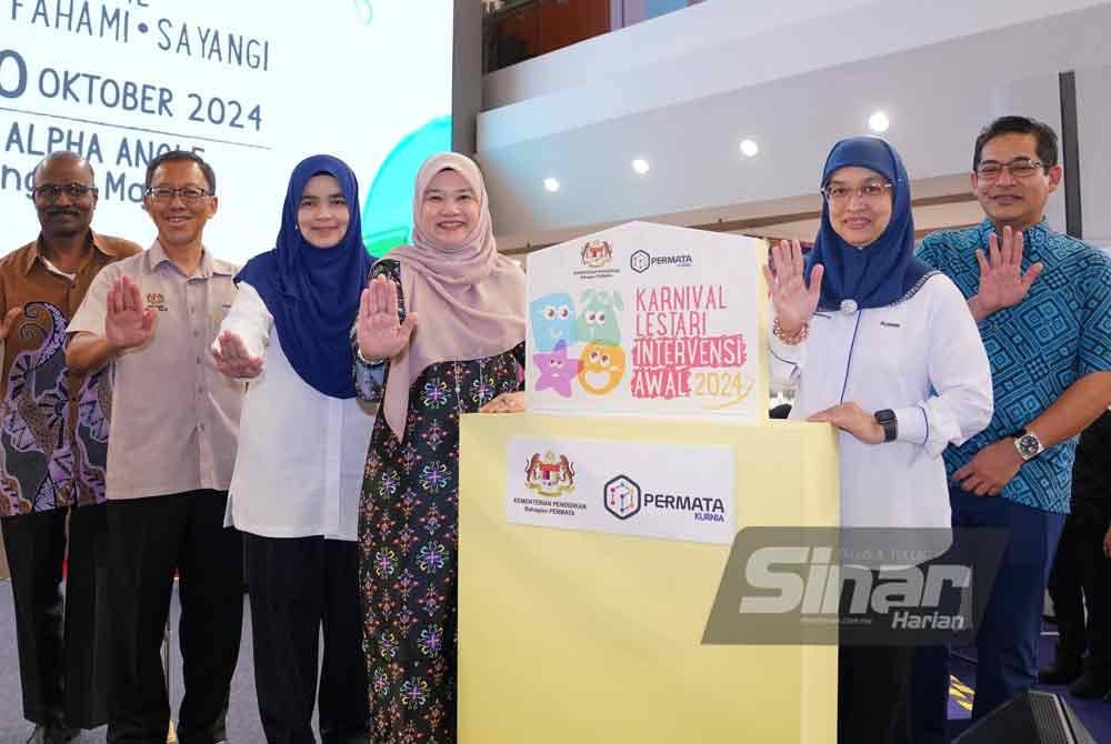Fadhlina (empat dari kiri) merasmikan KLIA 2024 di ibu negara pada Sabtu. Foto MOHD HALIM ABDUL WAHID-Sinar Harian