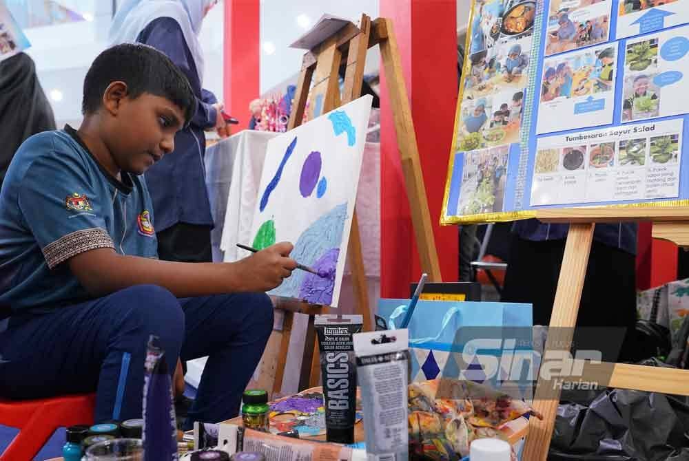 Pertandingan mewarna merupakan antara aktiviti yang diadakan sempena KLIA 2024. Foto MOHD HALIM ABDUL WAHID-Sinar Harian