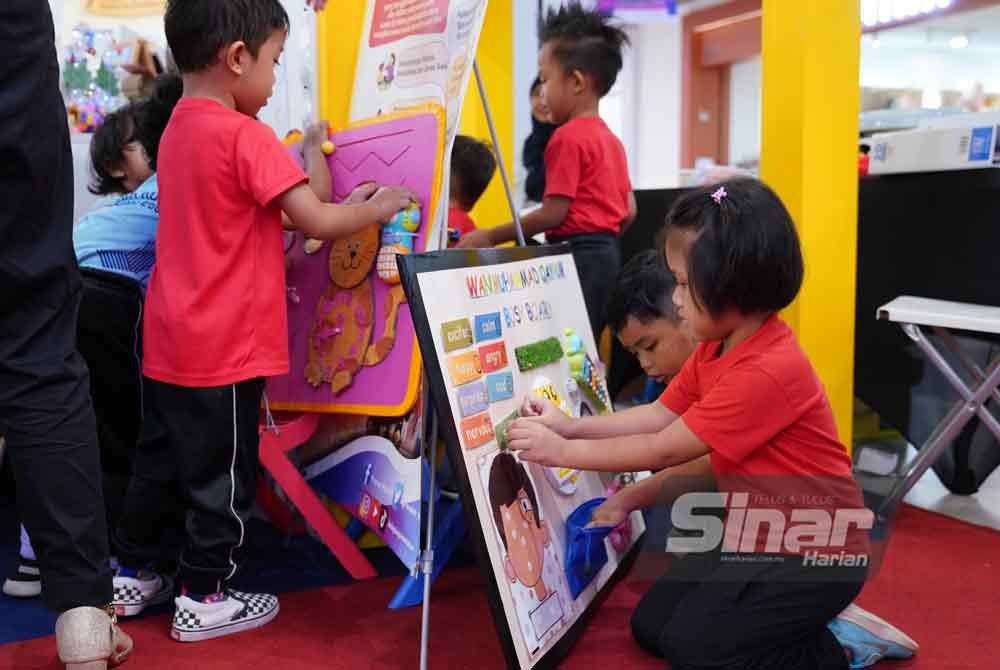 Kanak-kanak menyertai pelbagai aktiviti menarik yang disediakan sempena KLIA 2024. Foto MOHD HALIM ABDUL WAHID-Sinar Harian