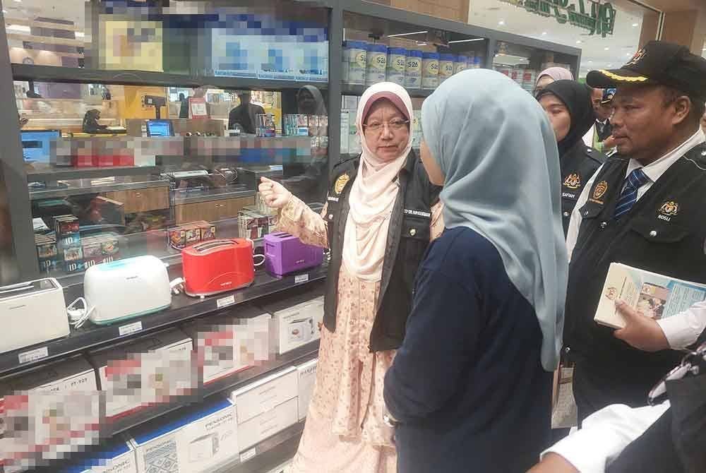 Dr Kasemani melakukan advokasi kepada pekerja di sebuah pasar raya.