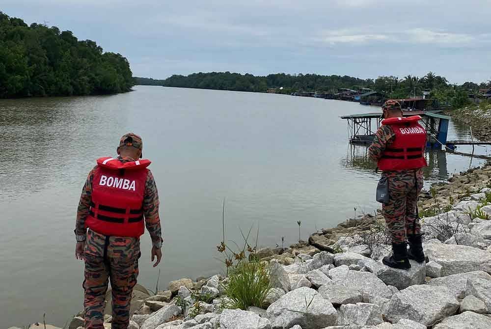 Anggota bomba menjalankan operasi SAR bagi mencari mangsa yang dikhuatiri lemas di Sungai Belat di Kuantan.