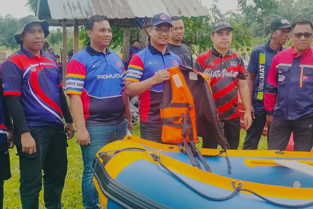 Mohammad Aswad (tengah) bersama sukarelawan ketika taklimat pengurusan dan pengendalian bot di Jeti Parit Karjan, Sri Medan Batu Pahat.