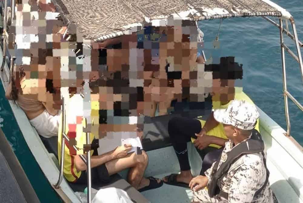 Penahanan bot dibuat pada kedudukan sekitar 11 batu nautika timur laut dari Muara Kuala Besut, di Besut.