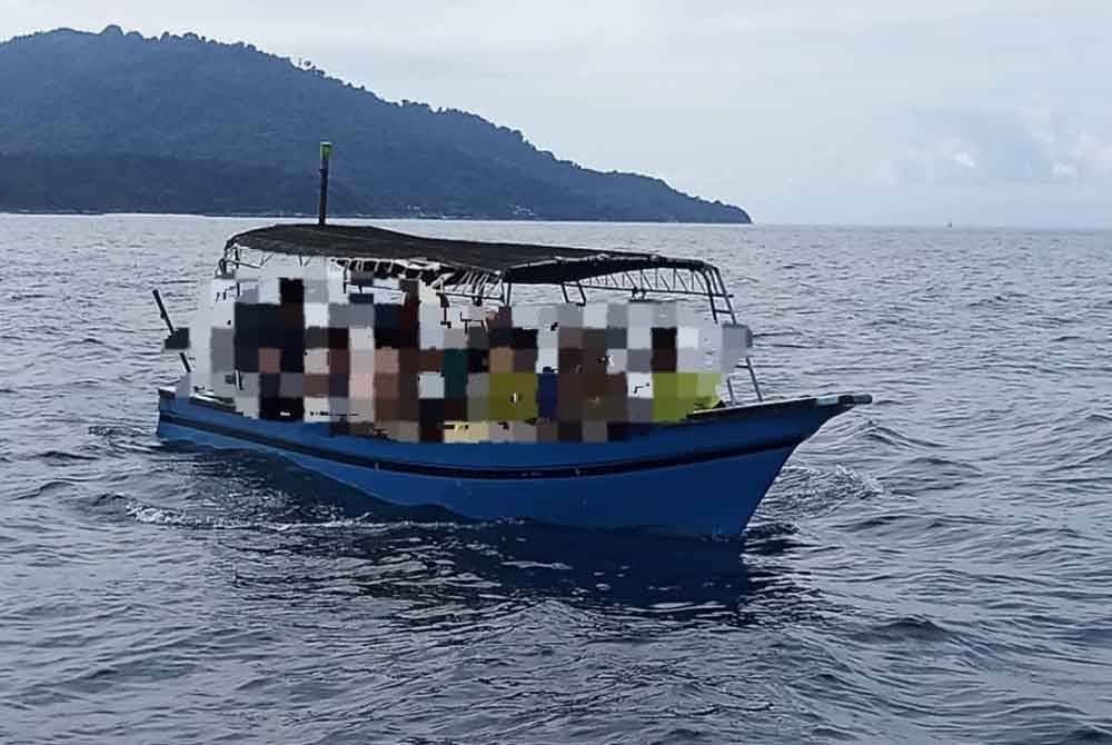 Maritim Terengganu menahan sebuah bot penumpang tiada nombor pendaftaran yang beroperasi tanpa lesen di sekitar perairan Pulau Perhentian.