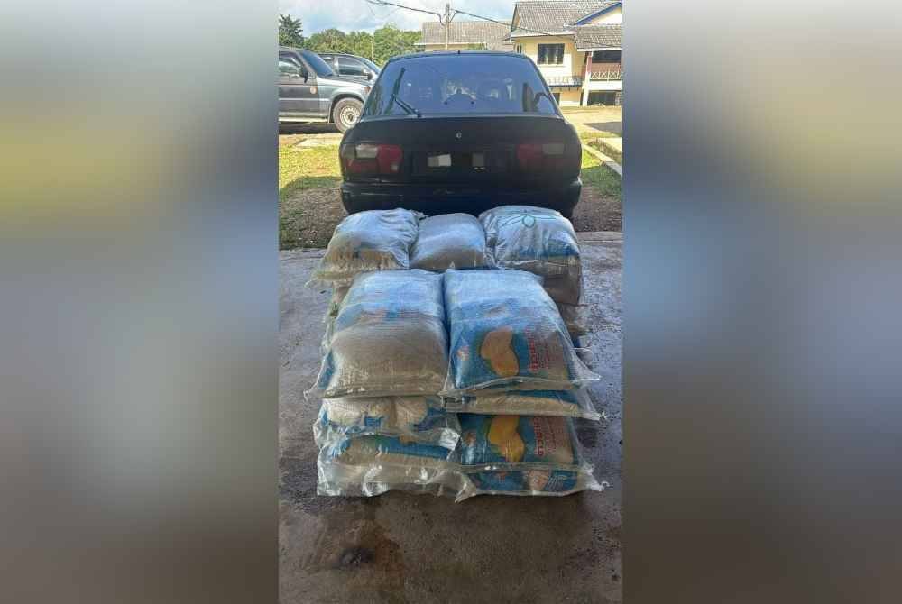 PGA Pengkalan Chepa turut merampas 500kg beras dipercayai diseludup dari Thailand di pangkalan haram Jeram Perdah 2, Rantau Panjang.