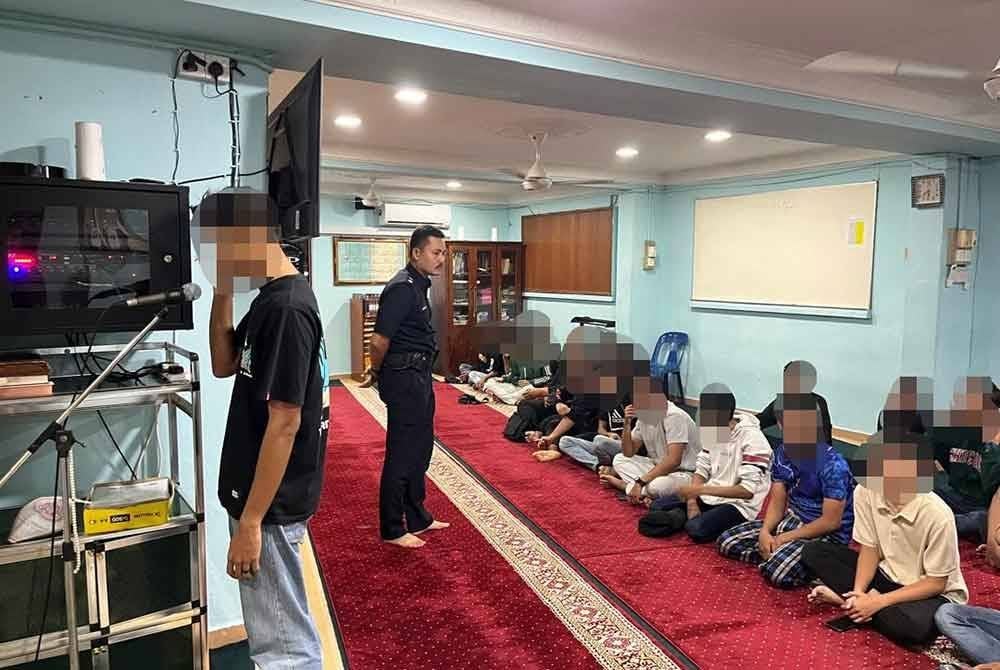 Polis mengambil pendekatan keagamaan dan ilmiah kepada remaja yang ditahan dalam Op Samseng Jalanan di ibu negara. Foto: JSPT KL