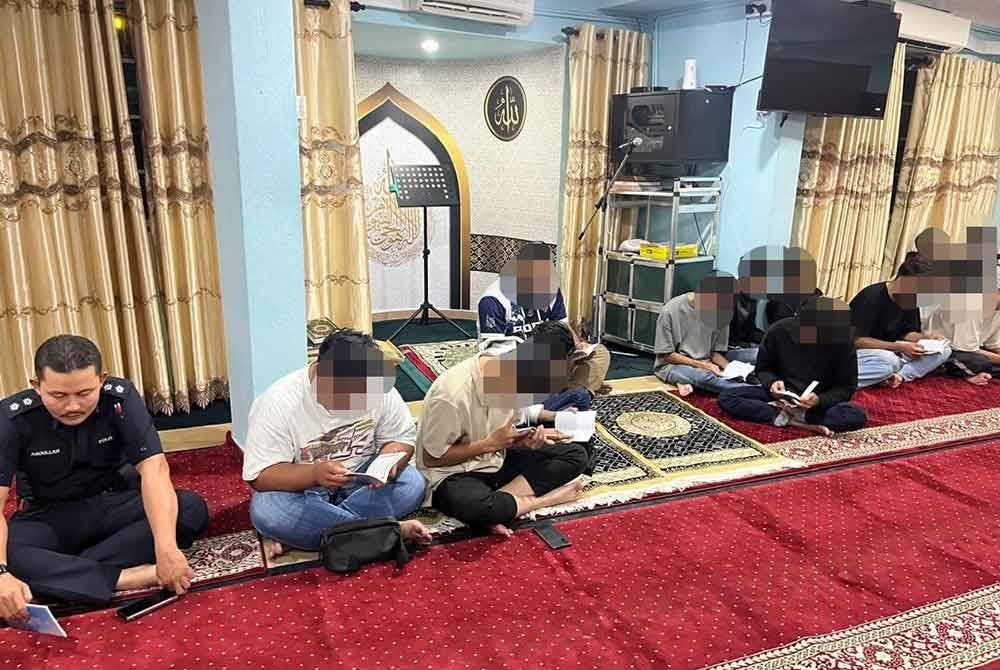 JSPT Kuala Lumpur membawa penunggang motosikal yang ditahan dalam Op Samseng Jalanan di ibu negara, bagi mendengar tazkirah serta menunaikan solat Subuh berjemaah, pada Ahad. Foto: JSPT KL