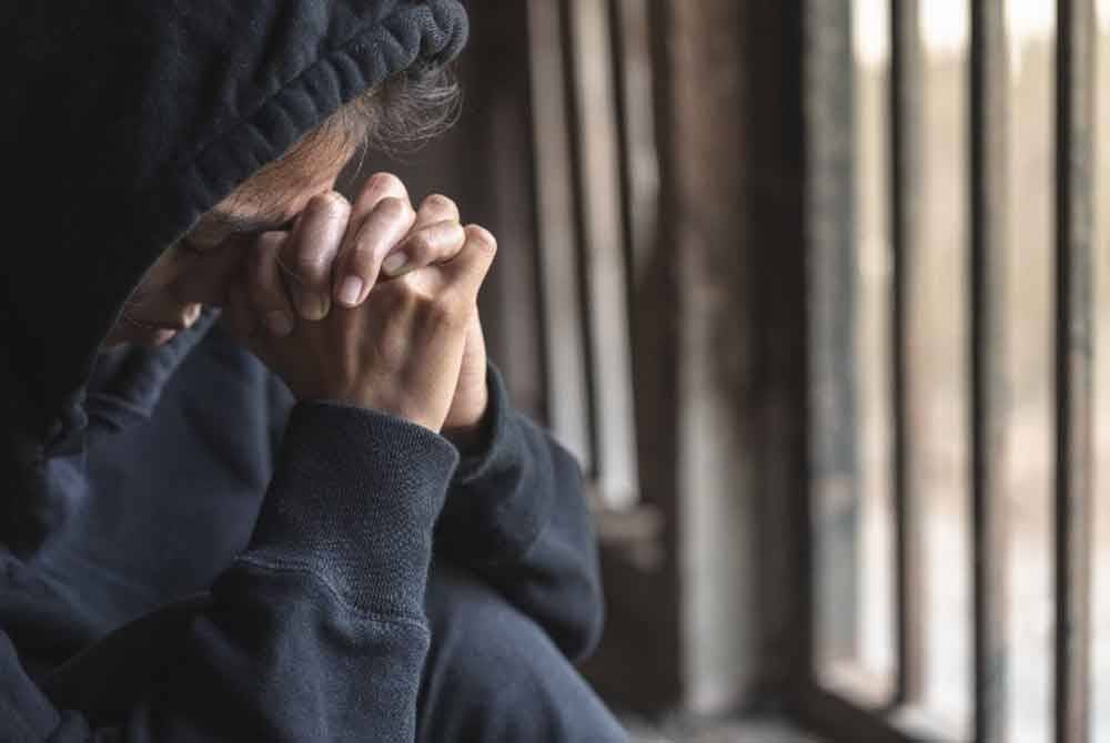 Seorang lelaki tidak lena tidur apabila modal pelaburan RM87,900 lesap gara-gara terpedaya dengan pelaburan saham yang tidak wujud. Foto hiasan