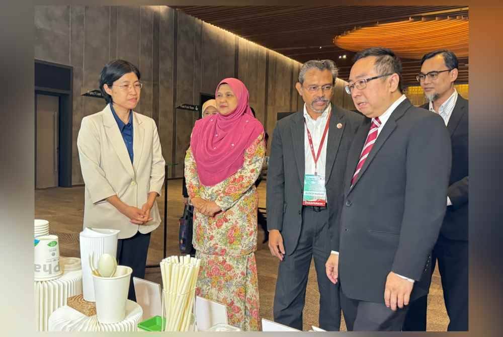 Lih Kang (kanan) melawat reruai di International Symposium On Biopolymers 2024 di Pusat Konvensyen Setia Spice di Bayan Baru.