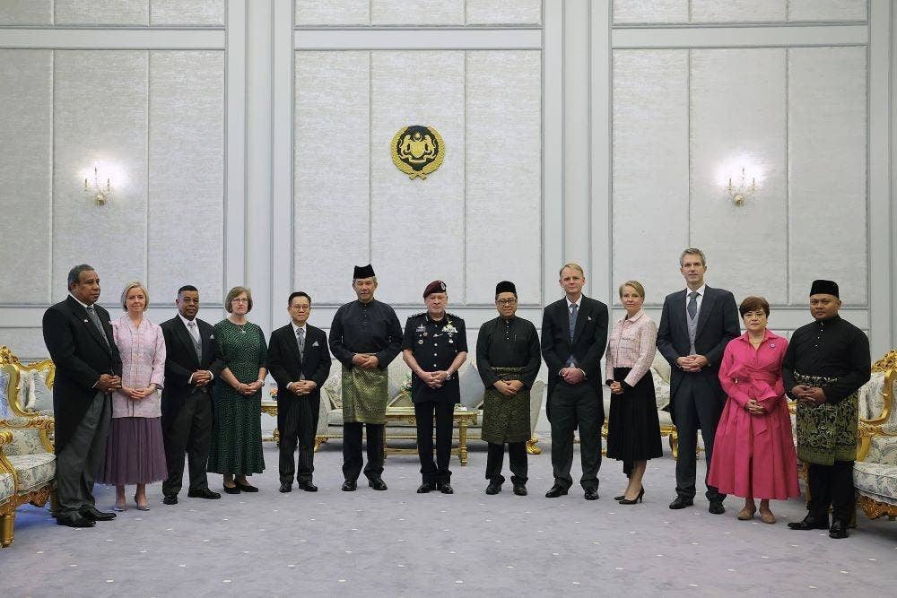 Yang di-Pertuan Agong Sultan Ibrahim berkenan bergambar bersama ketua perwakilan asing ke Malaysia pada Pengurniaan Watikah Pelantikan di Istana Negara, pada Isnin. Turut hadir, Menteri Luar Datuk Seri Mohamad Hasan; Timbalan Ketua Setiausaha (Hubungan Dua Hala) Kementerian Luar, Datuk Ahmad Rozian Abd Ghani dan Ketua Protokol Wisma Putra, Datuk Yubazlan Yusof. Foto Bernama