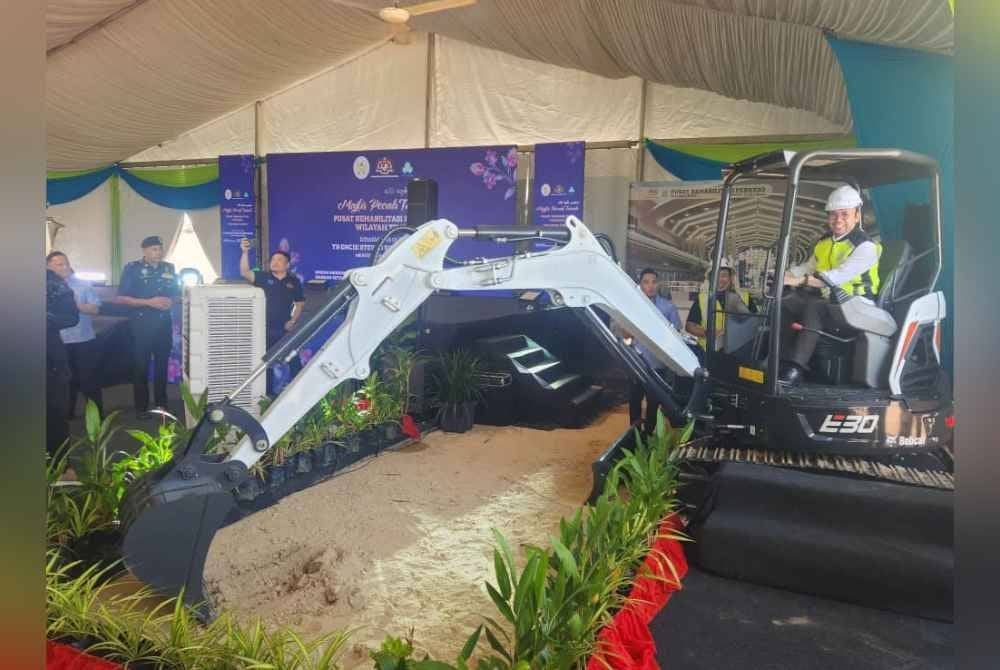 Steven merasmikan Majlis Pecah Tanah PERKESO Wilayah Timur.