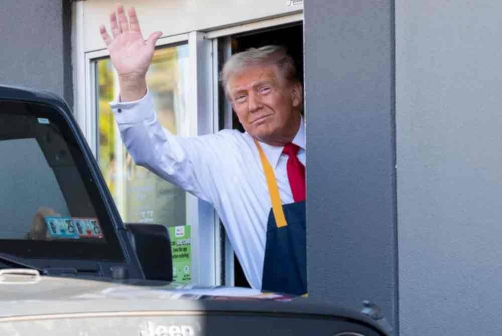 Trump turut melakukan sidang media melalui tingkap pandu lalu di premis berkenaan. - Foto Agensi