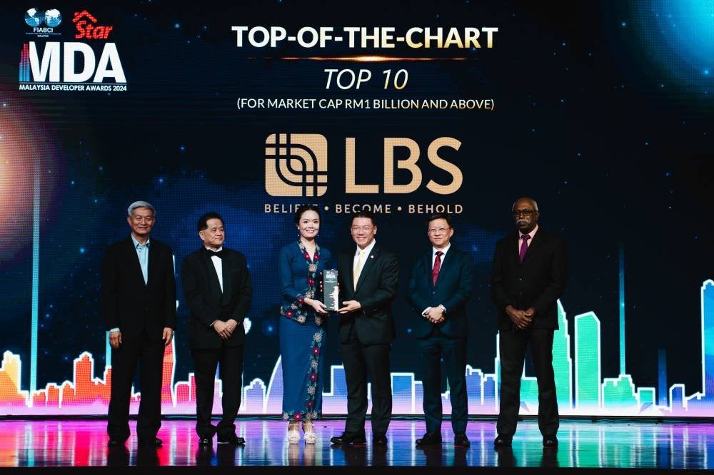Ketua Kelestarian Kumpulan LBS Bina Group, Shany Lim (tiga dari kiri), menerima anugerah berprestij’ Top 10 under Market Cap Above 1 Billion’ bagi pihak LBS daripada Menteri Perumahan dan Kerajaan Tempatan, Nga Kor Ming (empat dari kiri).