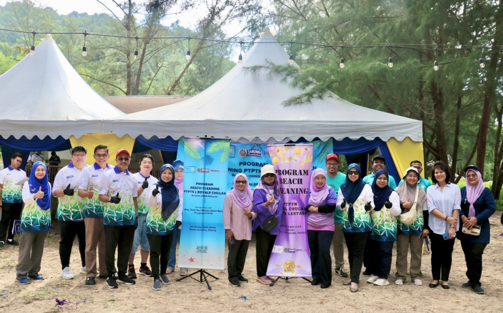 Pengerusi PTPTN, Datuk Seri Norliza Abdul Rahim (enam dari kiri), Ketua Eksekutif PTPTN Ahmad Dasuki Abdul Majid (empat dari kiri) dan Adun Pulai Sebatang, Hasrunizah Hassan (enam dari kanan) merasmikan Program Beach Cleaning di Pantai Cherating.