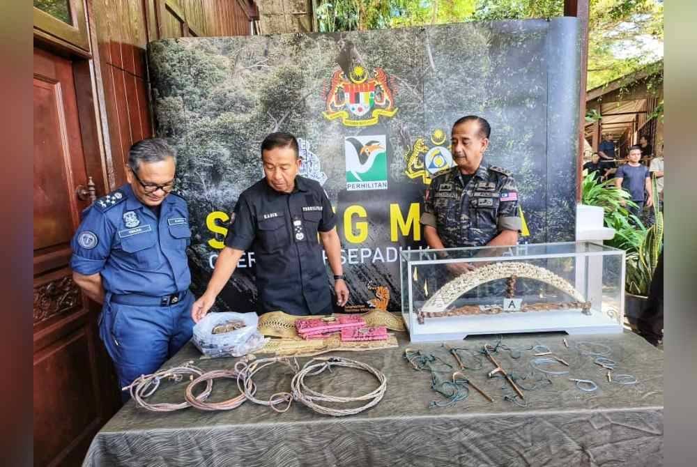 Abdul Kadir (tengah) bersama Razarudin (kanan) dan Ribuan melihat antara hasil rampasan menerusi OBK.