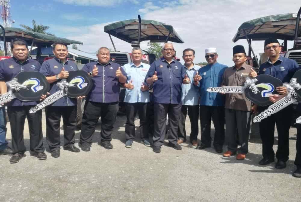 Mahfuz (tengah) bersama wakil penerima daripada PPN bahagian jentera selepas menerima replika kunci jentera pertanian masing-masing pada Isnin.