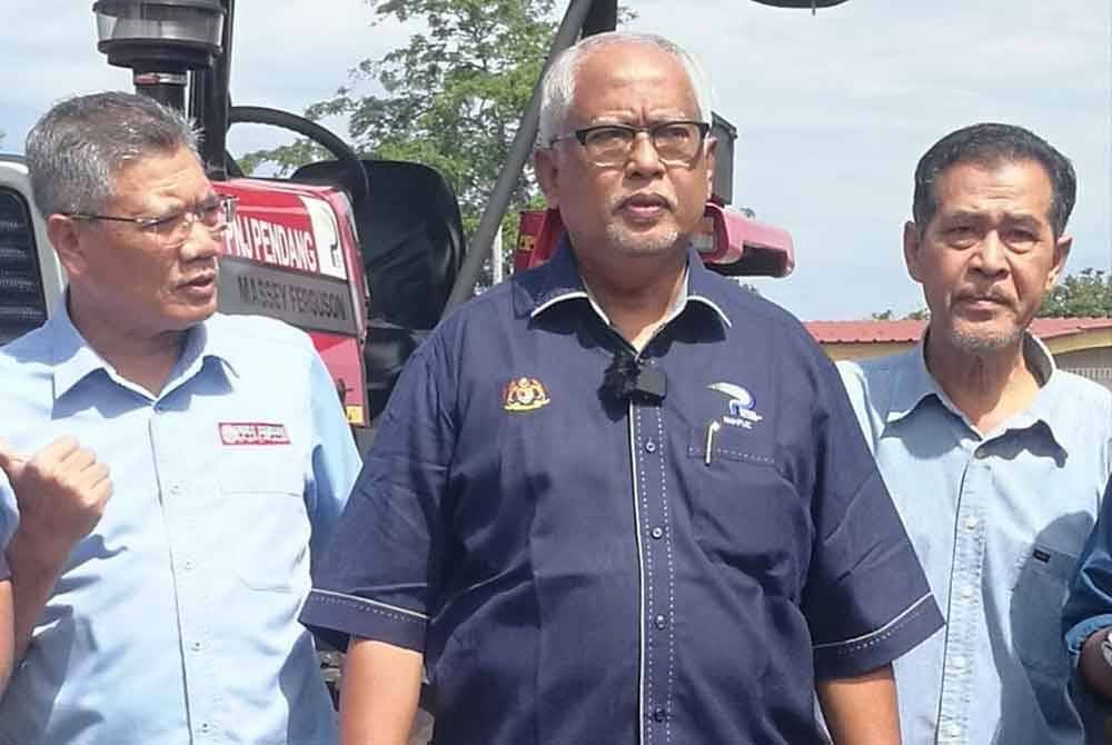 Mahfuz (tengah) pada majlis penyerahan jentera pertanian kepada Pertubuhan Peladang Negeri Kedah (PPNK) di PPN Jentera Asun pada Isnin.